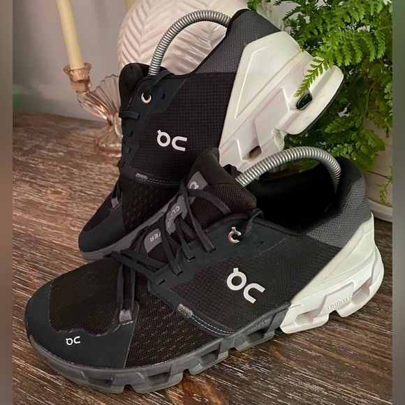 OC Men’s 9 On Cloud Cloudflyer 4 Black/White Athletic Running Sneakers Shoes - Picture 3 of 11